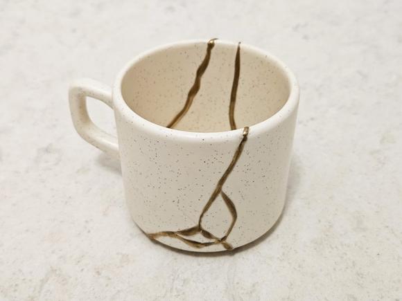 Cana kintsugi vindecată, pregătită pentru o nouă viață, mai frumoasă, mai strălucitoare