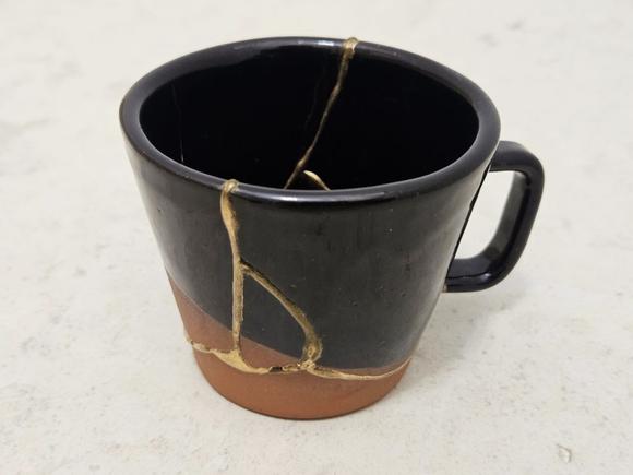 Cana kintsugi vindecată, pregătită pentru o nouă viață, mai frumoasă, mai interesantă